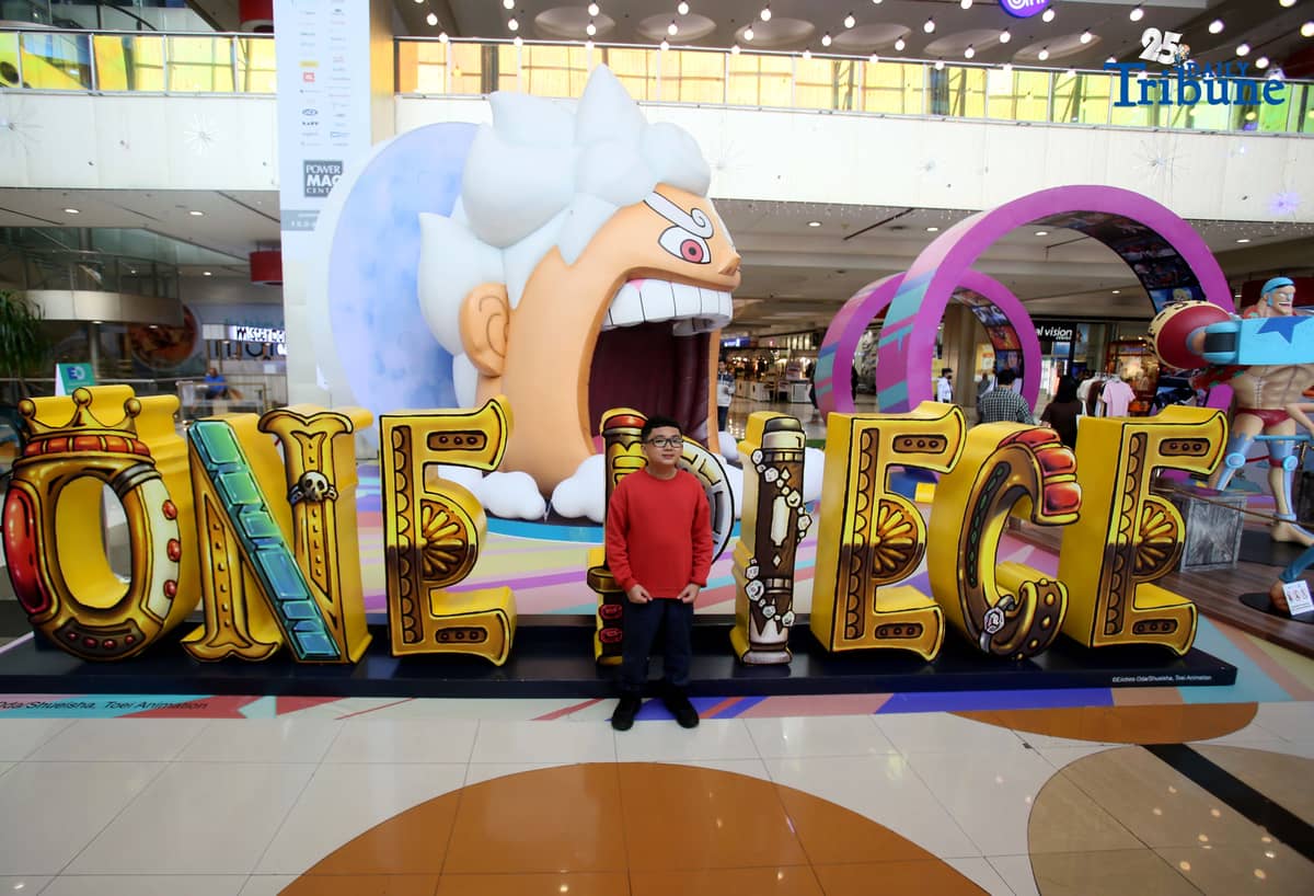 (October 04 2025) Fans of manga hit-series One Piece take souvenir photos with life-size statues of the straw hat pirate characters led by Luffy on display at the activity area of the SM City Marikina on Friday October 3 2025. Photo/Analy Labor