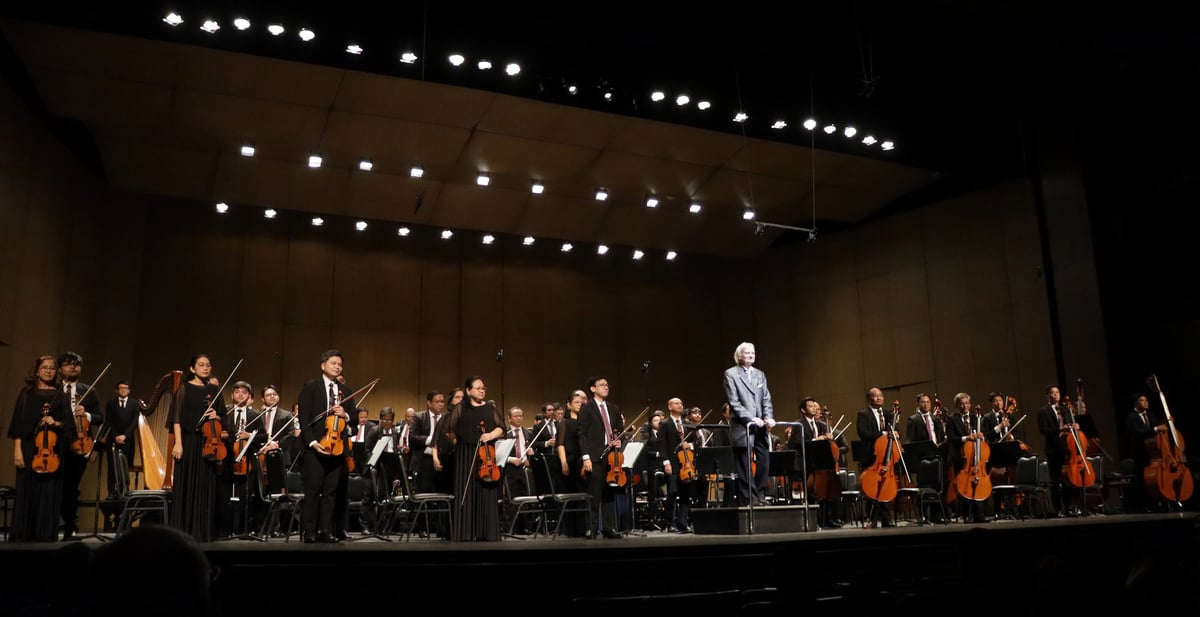 Nowak with the Philippine Philharmonic Orchestra.