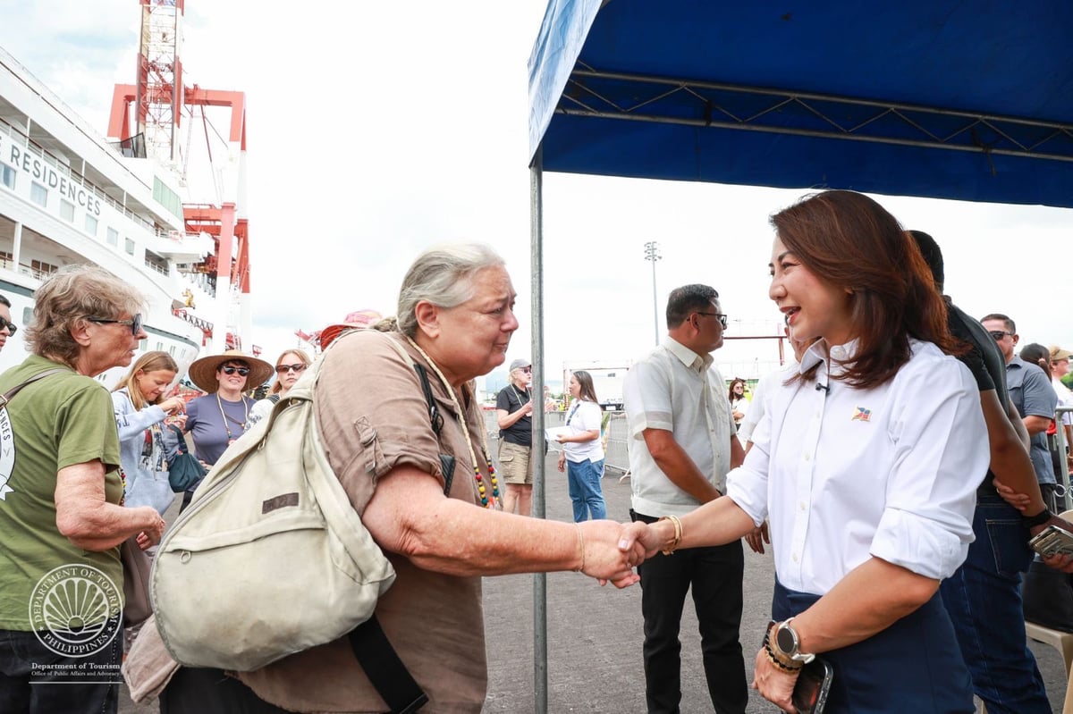 Cebuanos welcome cruise tourists days after deadly Cebu quake
