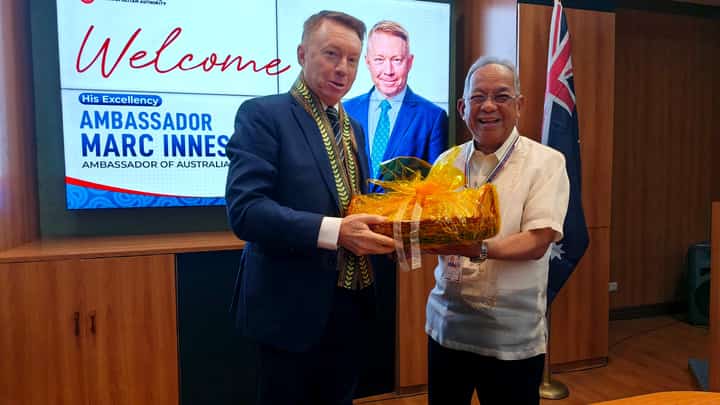 Australian Ambassador Marc Innes-Brown receives a tray of fresh Zambales mangoes from SBMA Chairman and Administrator Eduardo Jose L. Aliño during the diplomat’s visit to the Subic Bay Freeport on October 3, 2025. (Jonas Reyes)