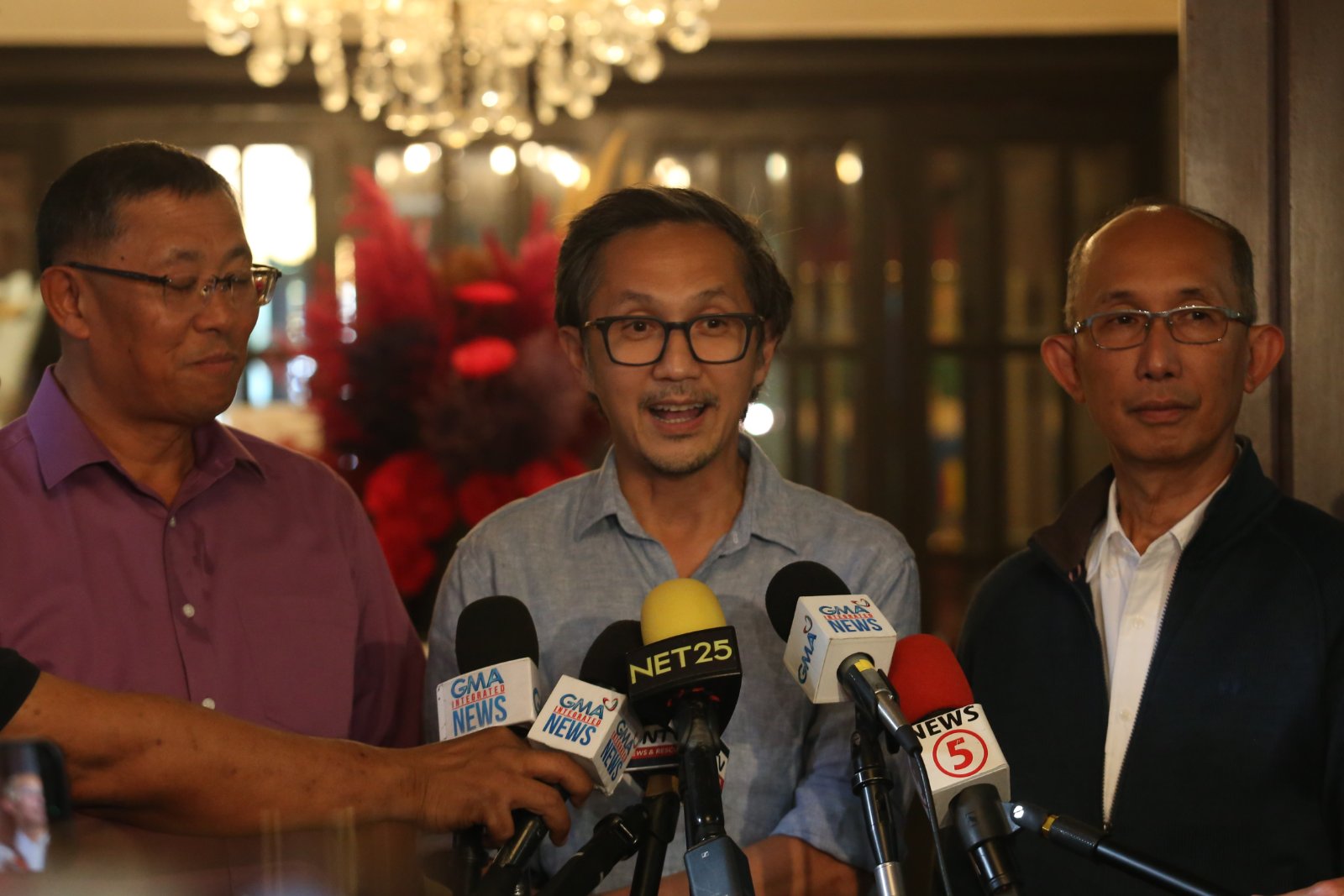 PUBLIC Works Secretary Vince Dizon (center) meets with outgoing Independent Commission on Infrastructure adviser Baguio Mayor Benjamin Magalong (right) and his successor, retired police general Rodolfo Azurin Jr., during a lunch meeting at Cabel, San Miguel, Manila on Tuesday.
