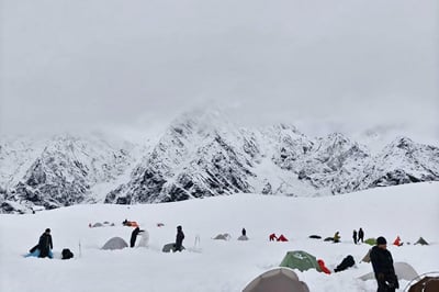 One hiker dead, hundreds rescued near Everest