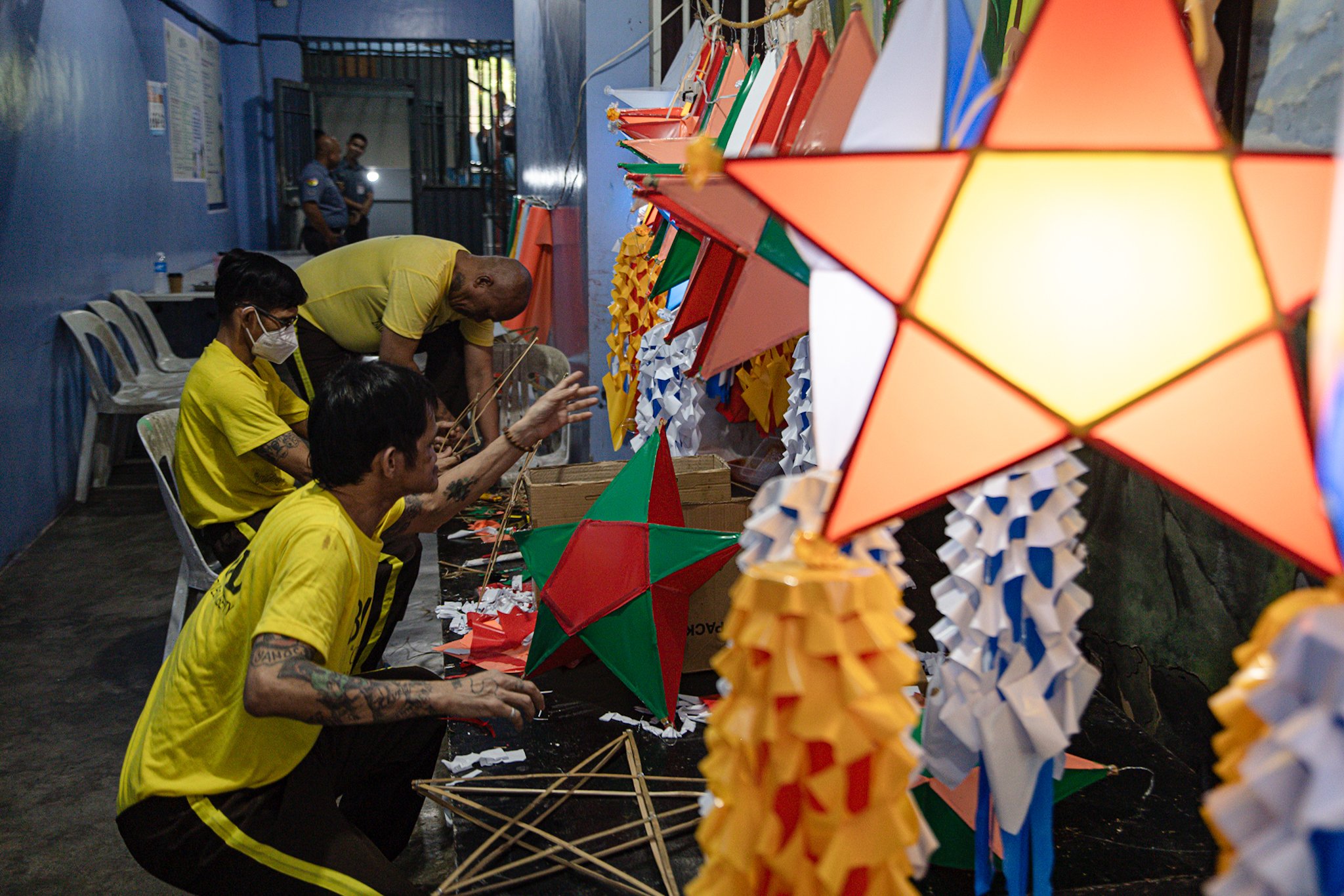 PDLs craft ‘Parol ng Pag-asa’ to raise funds for bail, livelihood inside Taguig jail