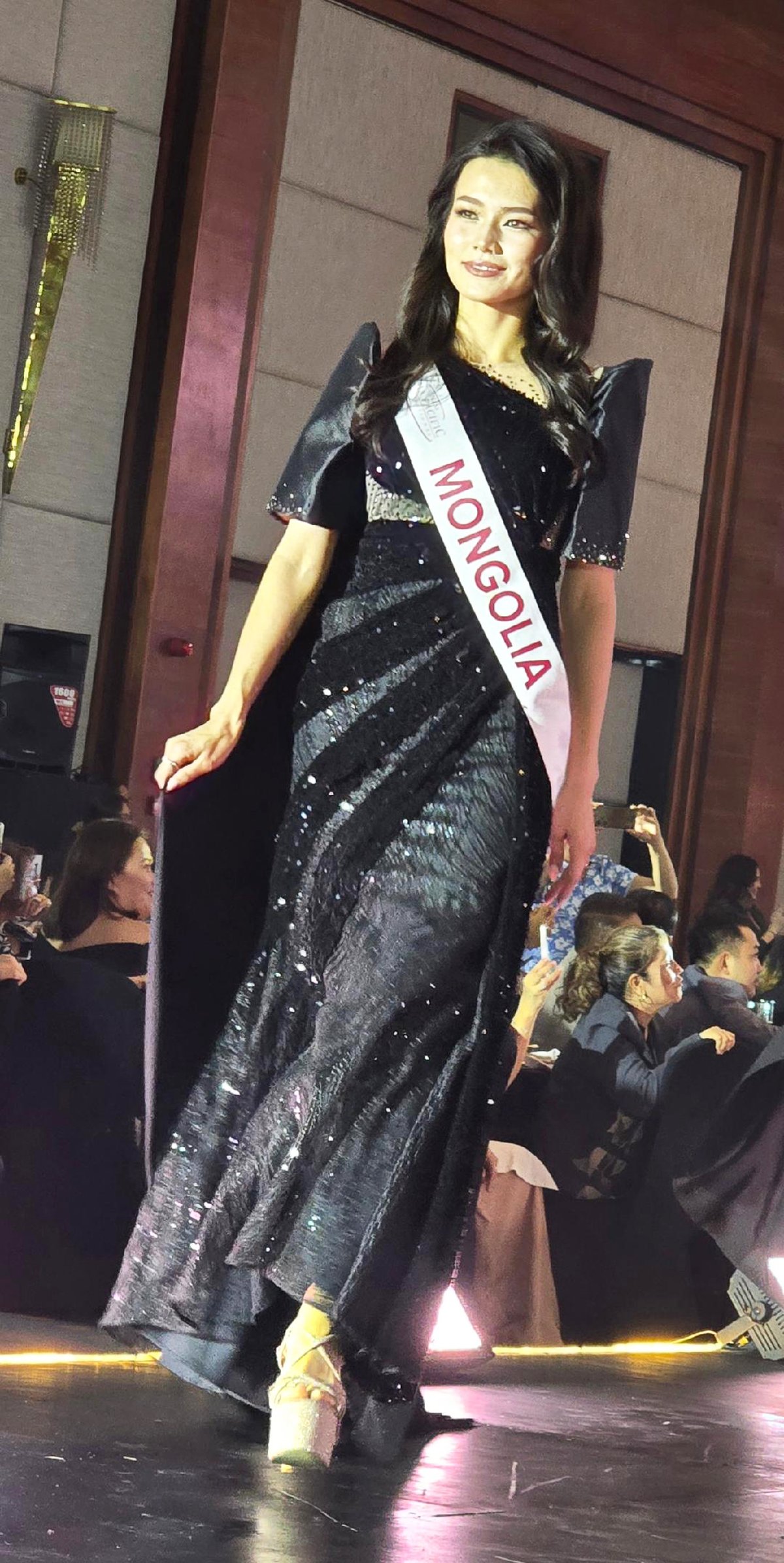 Ms. Mongolia, Budsuren Baansansuren in Lemuel Rosos.
