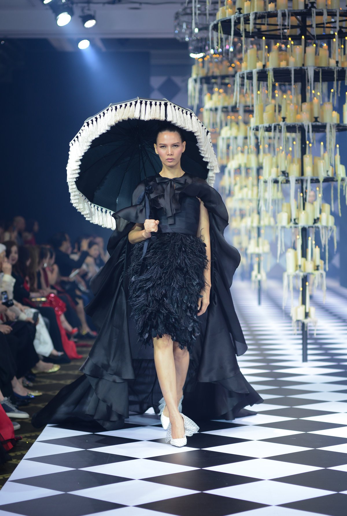 Strapless dress with organdy pleats and feather details on the cape in silk organdy.