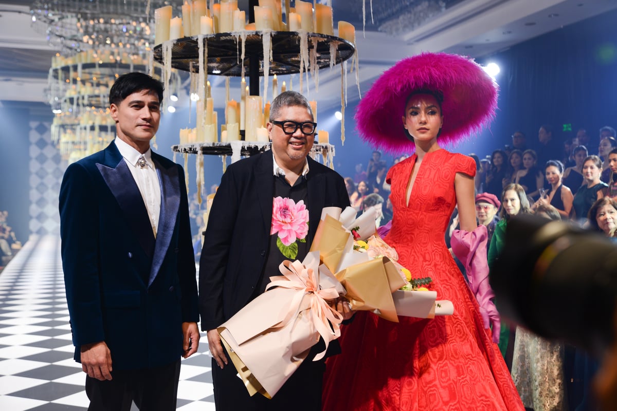 Celebrated fashion designer Rhett Eala takes a bow at the Red Charity Ball With award-winning actor Piolo Pascual and supermodel Jasmine Maierhofer-Patrimonio.