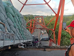 Four trucks fall after Piggatan Bridge collapse