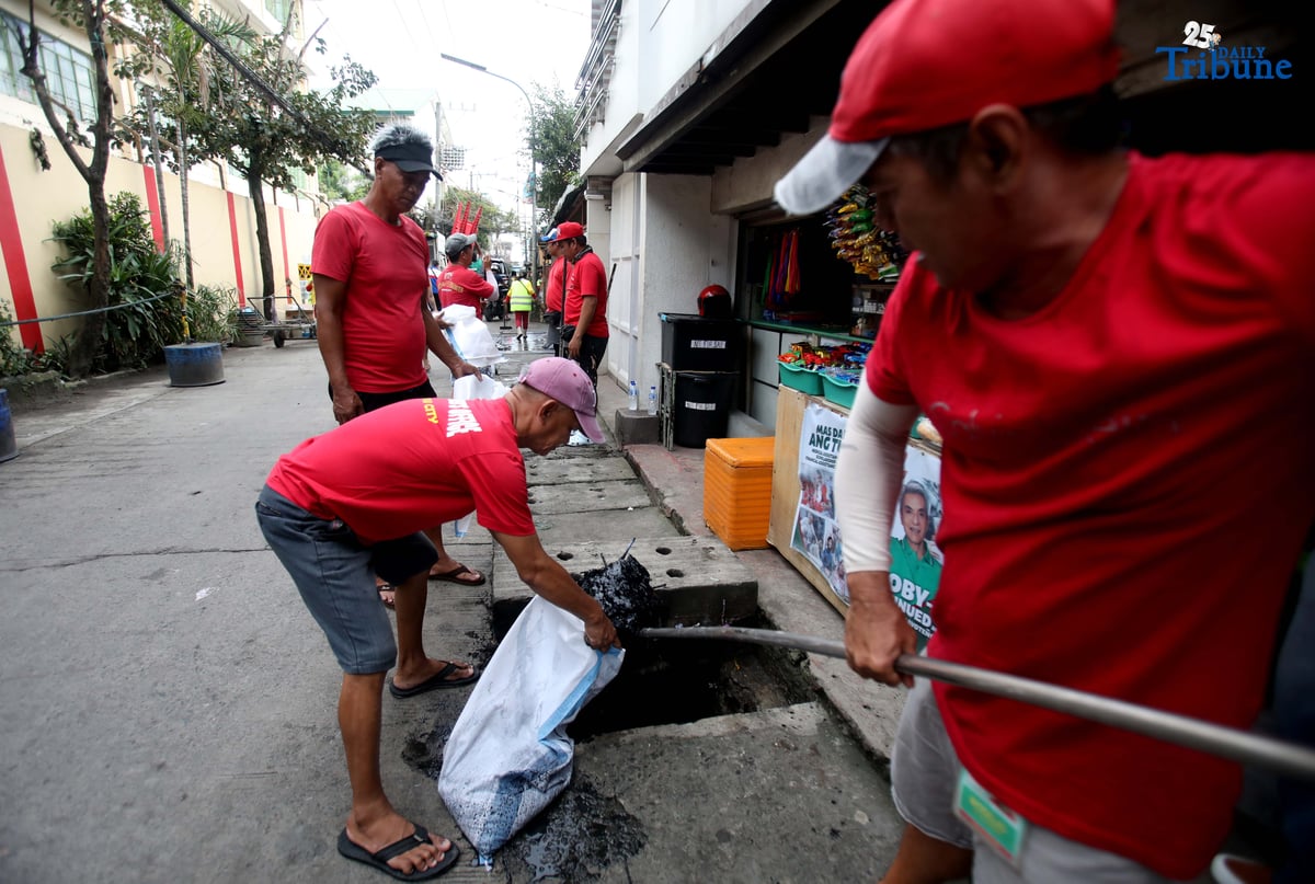 (October 08 2025) Metropolitan Manila Development MMDA workers and Residents at Brgy. Tangos in Navotas City, conducted a Bayanihan sa Barangay at B. Cruz Street, Brgy. Tangos North Navotas City. Photo/Analy Labor