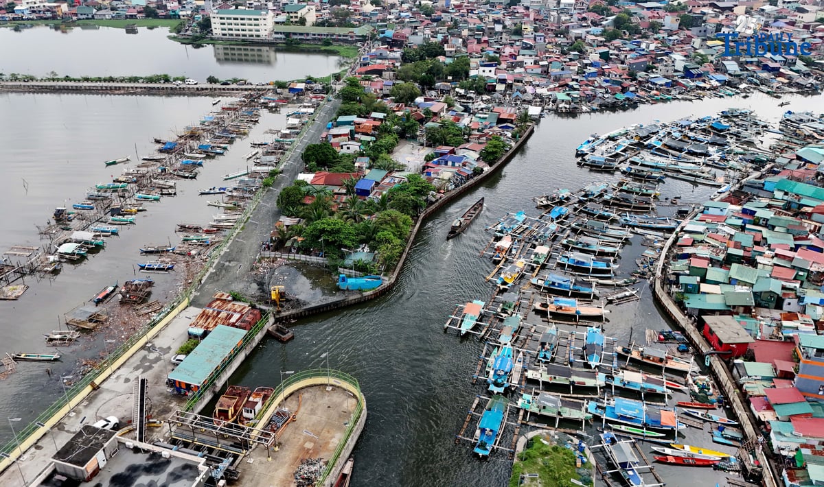 (October 08 2025) Fishing boats were seen in order docks at the fishing community in Brgy. Tangos, Navotas City, on Wednesday October 8 2025. Photo/Analy Labor