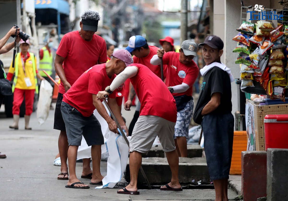 (October 08 2025) Metropolitan Manila Development MMDA workers and Residents at Brgy. Tangos in Navotas City, conducted a Bayanihan sa Barangay at B. Cruz Street, Brgy. Tangos North Navotas City. Photo/Analy Labor