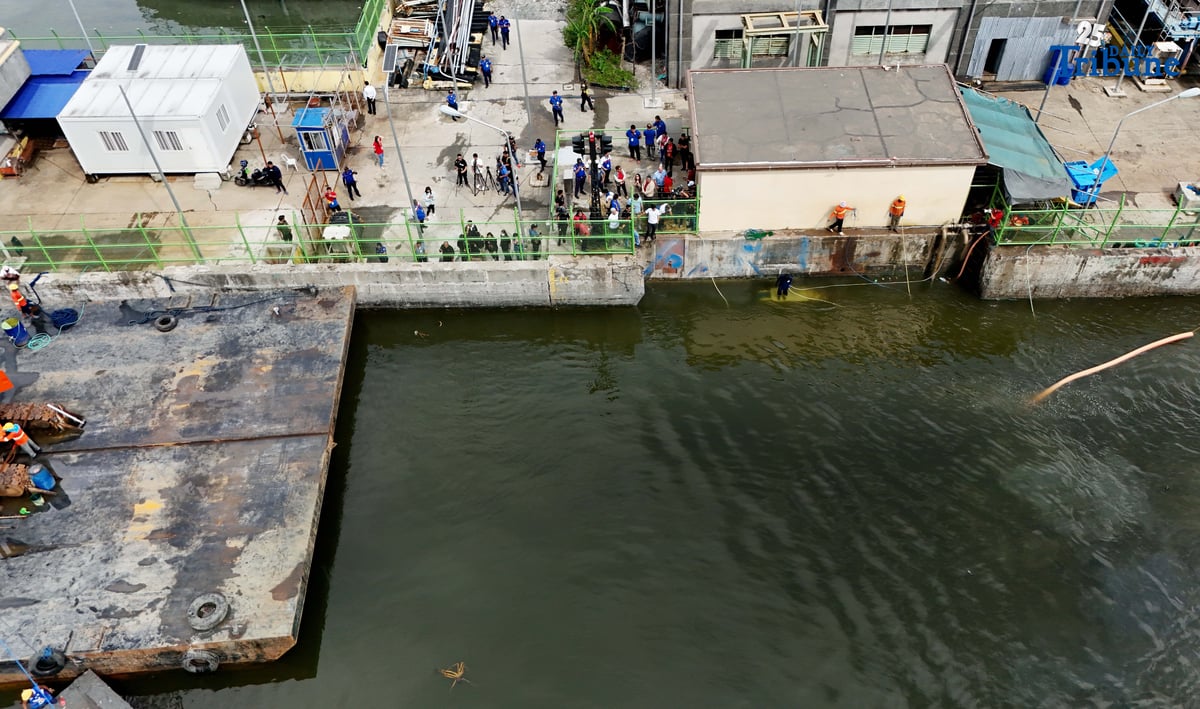 (October 08 2025) On Wednesday, October 8, 2025, Metropolitan Manila Development Authority MMDA Chairman Atty. Don Artes, with Navotas City Mayor John Rey Tiangco, and others official inspect the new repair Navotas Navigational Gate at B. Cruz Street, Brgy. Tanza Navotas, after a portion was hit and damaged last June during typhoon Carina and worsened flooding in Metro Manila. The said gate was hit and damaged again by a ship yesterday. Photo/Analy Labor