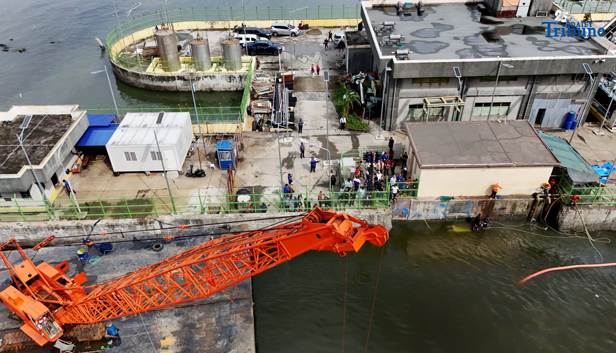 (October 08 2025) On Wednesday, October 8, 2025, Metropolitan Manila Development Authority MMDA Chairman Atty. Don Artes, with Navotas City Mayor John Rey Tiangco, and others official inspect the new repair Navotas Navigational Gate at B. Cruz Street, Brgy. Tanza Navotas, after a portion was hit and damaged last June during typhoon Carina and worsened flooding in Metro Manila. The said gate was hit and damaged again by a ship yesterday. Photo/Analy Labor
