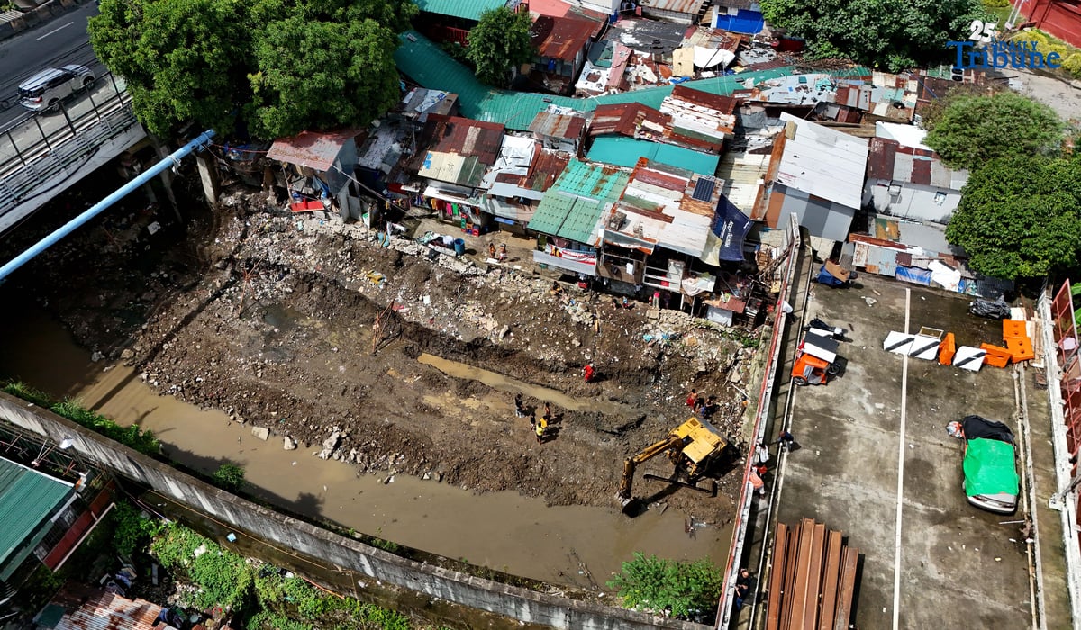 (October 09 2025) The Department of Public Works and Highways (DPWH) workers used backhoe to repair the damage wall, near the unfinished bridge, after collapsing months ago due to recent heavy rain brought by southwest monsoon at Tullahan River in SSS Village, Barangay North Fairview, Quezon City on Thursday October 9 2025. Photo/Analy Labor