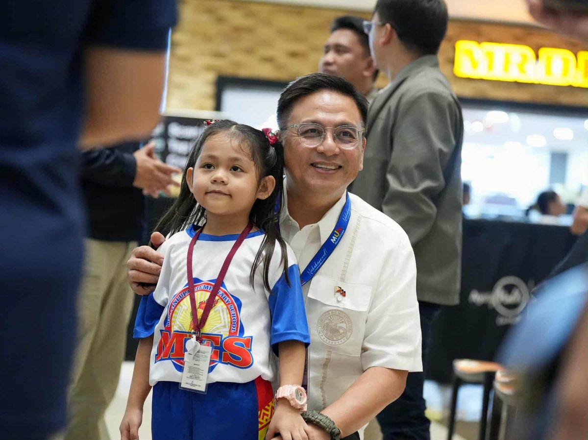The city government of Muntinlupa kicks off their “Batang Rehistrado, Kinabukasan Sigurado” campaign which aims for zero backlog in early childhood care and development learners’ birth certificates. According to Mayor Ruffy Biazon, It aims to unease the constraints of children enrolling in schools, or applying scholarship among children.