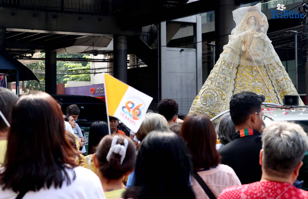 (October 11 2025) Devotees welcome the image of the La Naval with prayers during the parade of the holy image at churches within District 3 and 4 of Quezon City on Saturday. Photo/Analy Labor