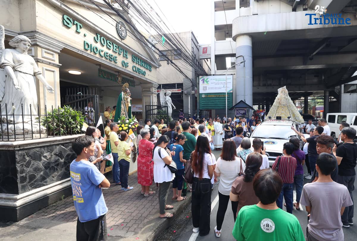 (October 11 2025) Devotees welcome the image of the La Naval with prayers during the parade of the holy image at churches within District 3 and 4 of Quezon City on Saturday. Photo/Analy Labor
