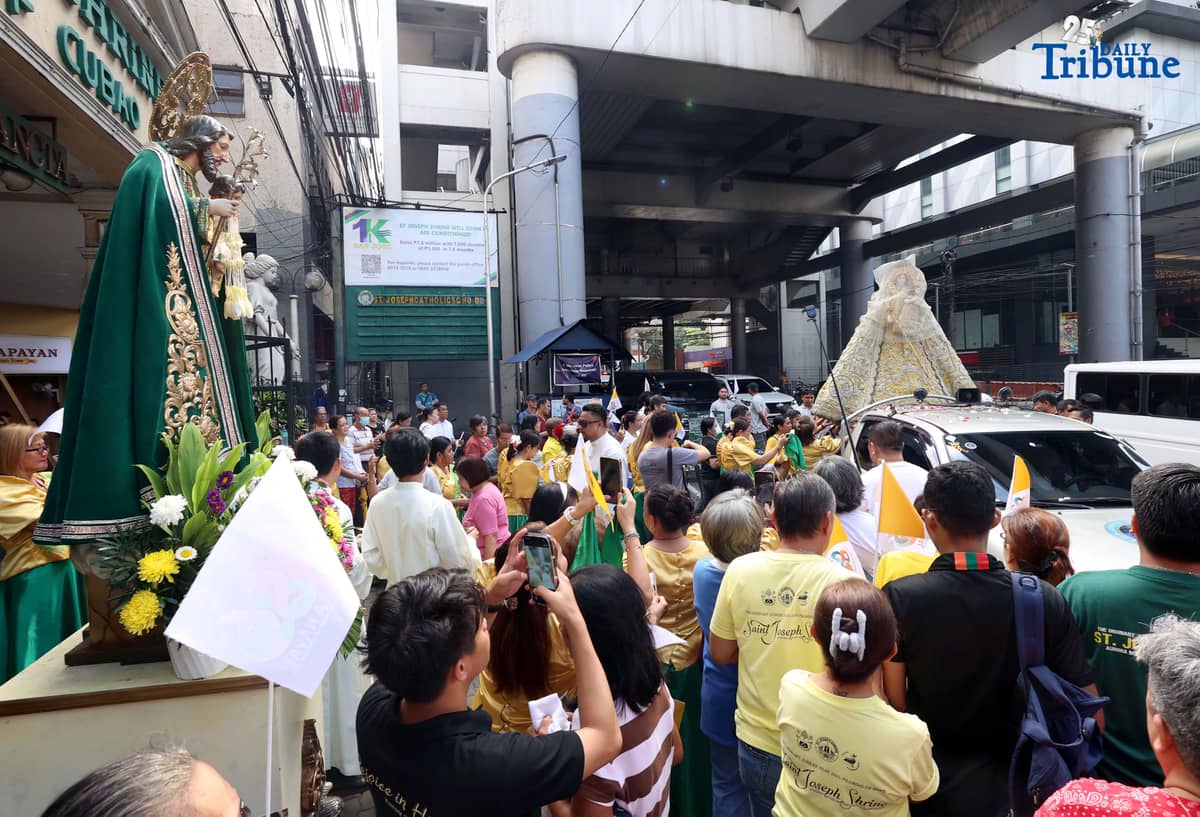 (October 11 2025) Devotees welcome the image of the La Naval with prayers during the parade of the holy image at churches within District 3 and 4 of Quezon City on Saturday. Photo/Analy Labor