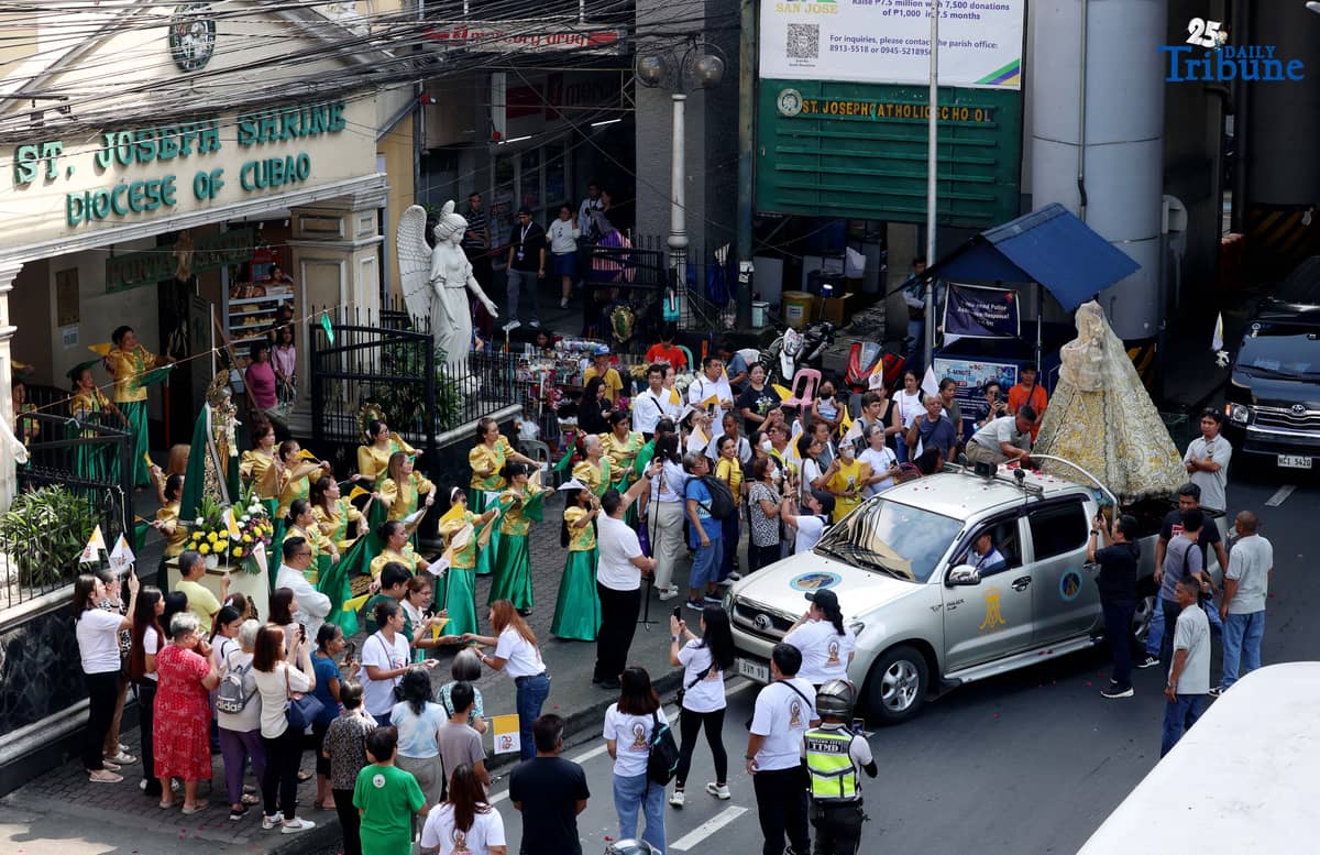 (October 11 2025) Devotees welcome the image of the La Naval with prayers during the parade of the holy image at churches within District 3 and 4 of Quezon City on Saturday. Photo/Analy Labor