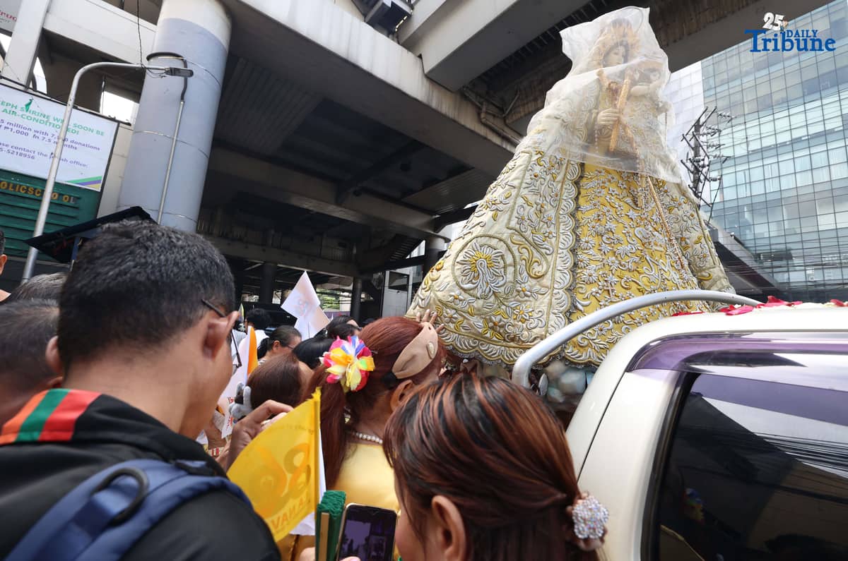 (October 11 2025) Devotees welcome the image of the La Naval with prayers during the parade of the holy image at churches within District 3 and 4 of Quezon City on Saturday. Photo/Analy Labor