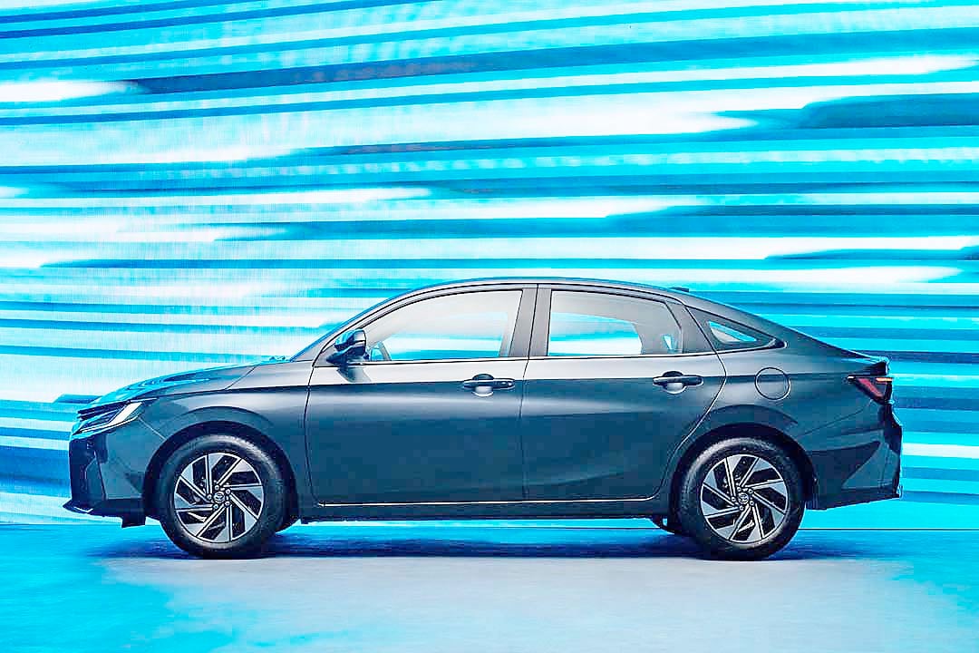 SIDE profile highlights the sedan’s compact dimensions and city-friendly stance.