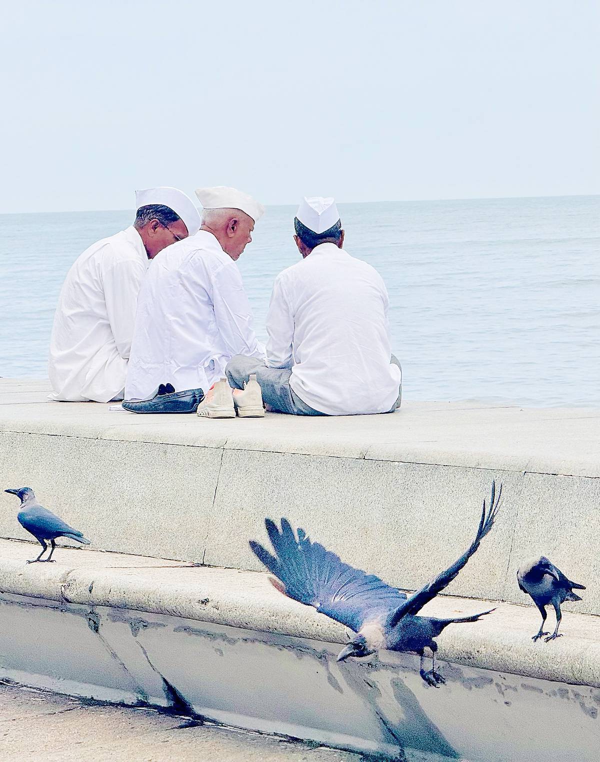 An idyllic scene by the Arabian Sea, along which Mumbai’s coastline stretches 149 kilometers of many contrasts: Modern skyscrapers against colonial-era buildings and bustling streets against troubled waters that have long carried trade, culture and ambition.