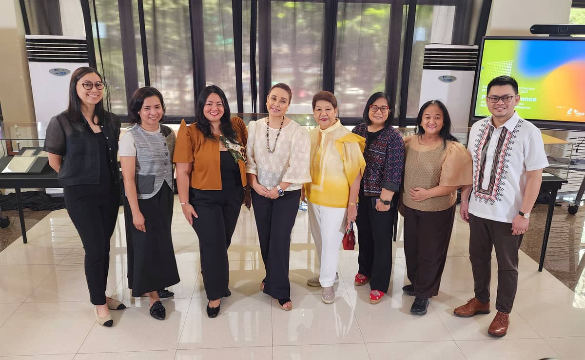 Senator Loren Legarda (middle) with some members of the PHL GOH team.