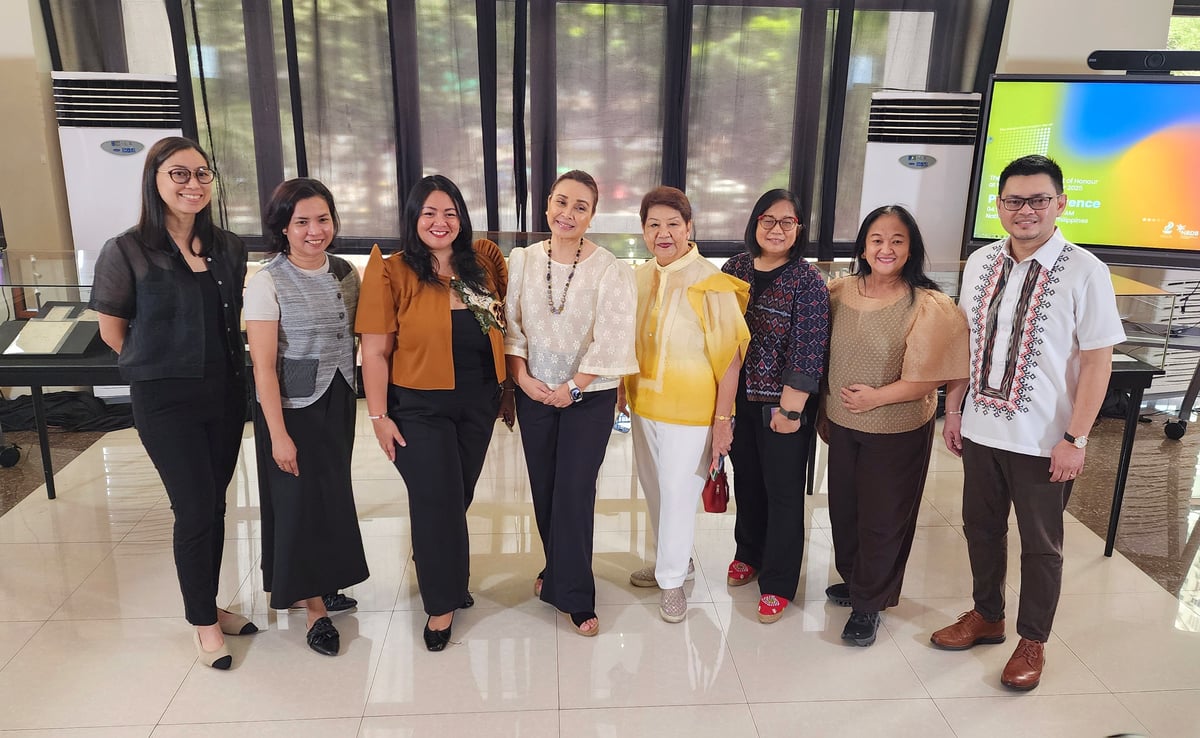 Senator Loren Legarda (middle) with some members of the PHL GOH team.