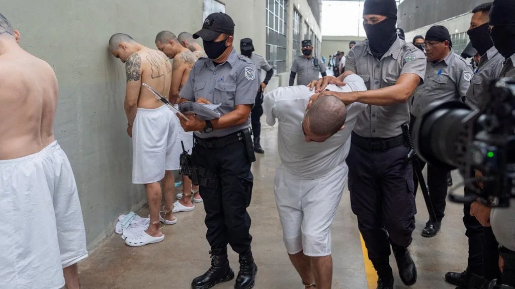 Members of gang blacklisted by U.S. escape prison