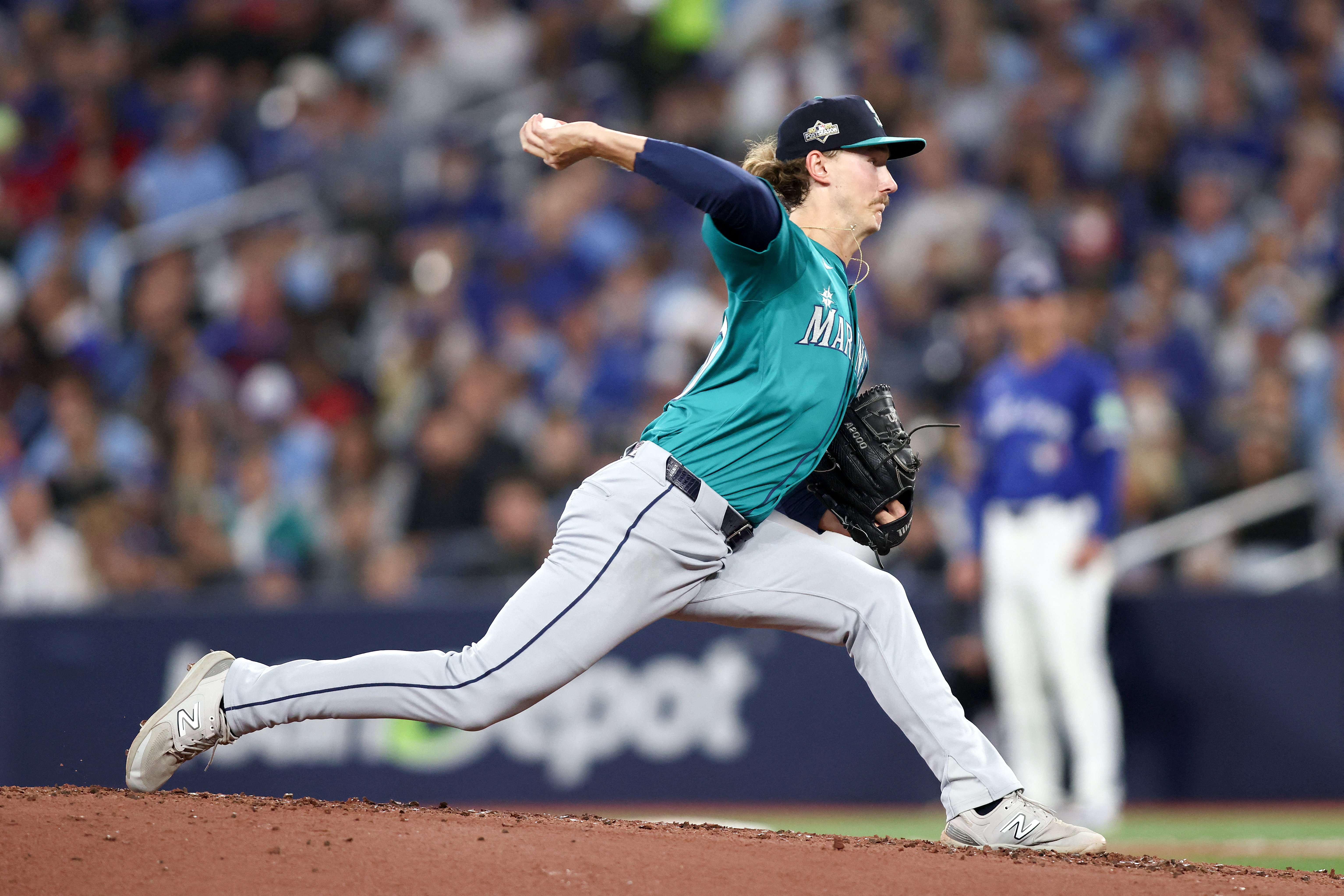 Mariners draw 1st blood, dominate Blue Jays