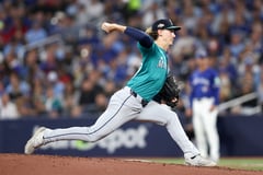 Mariners draw 1st blood, dominate Blue Jays