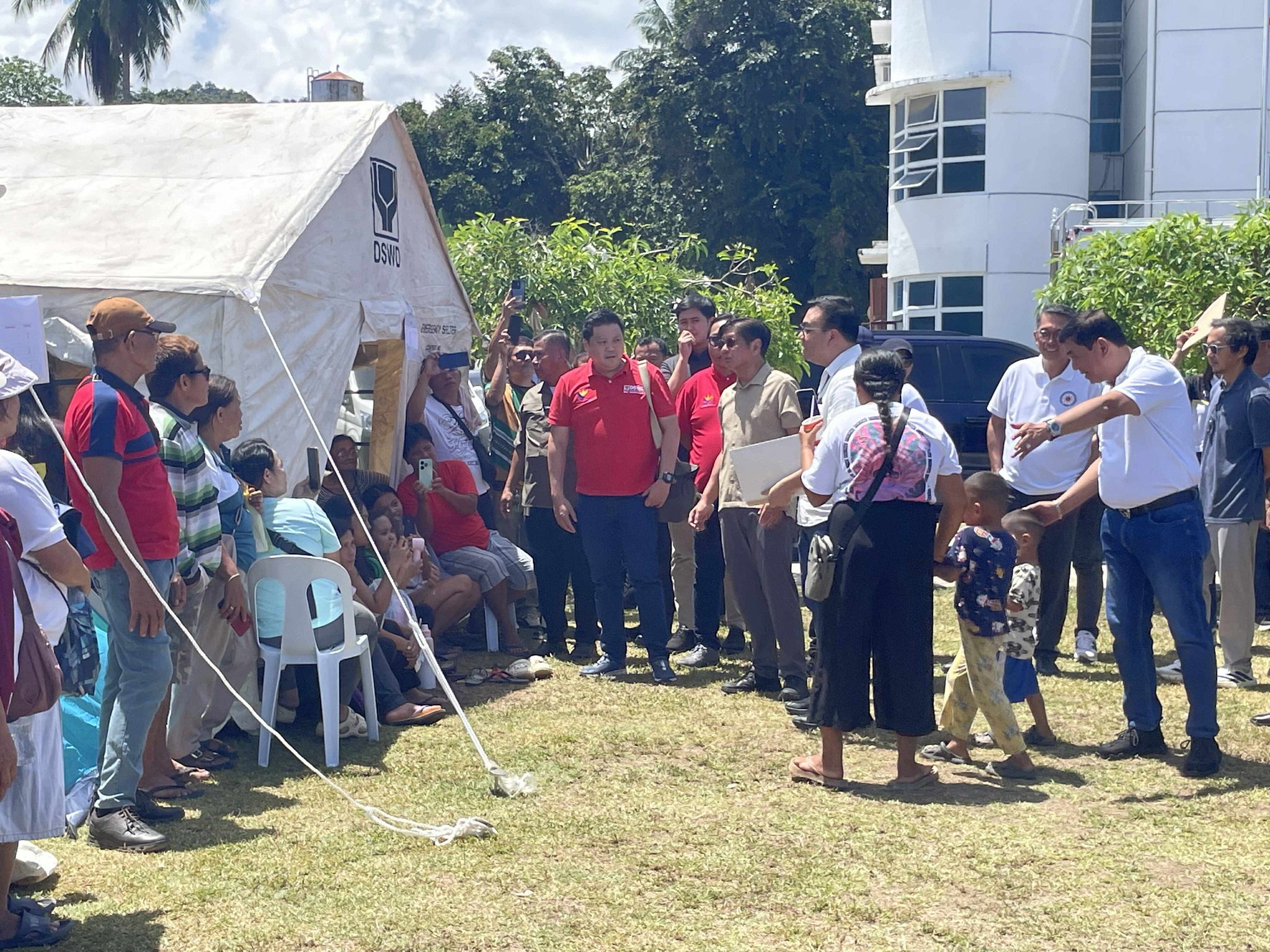 Marcos rushes P298-M aid to quake-hit Mindanao