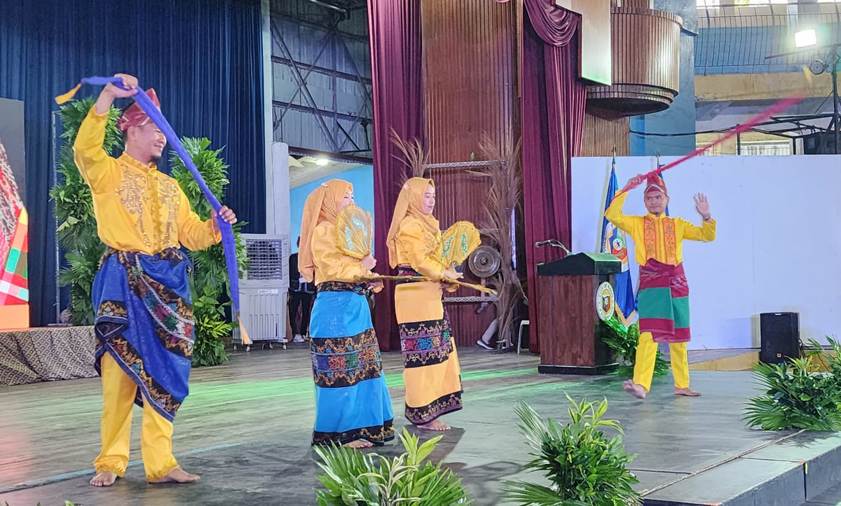 The Meranaw delegation took to the stage.