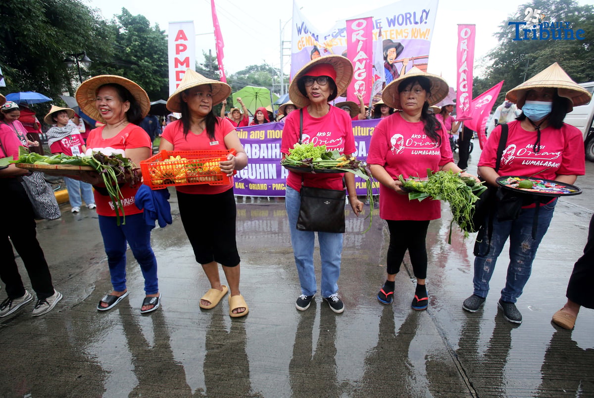 (October 15 2025) Militant group Oriang, K4K, Asian Peoples’ Movement on Debt and Development (APMDD), Philippine Movement for Climate Justice (PMCJ), Aniban ng Manggagawa sa Agrikultura (AMA, carrying vegetables as symbolize of their protest and march to the Department of Agriculture in Quezon City, to demand food for people, and accountability in the massive corruption palauging the national government and landlessness among poor peasants as they mark International Rural Women's Day on Wednesday. Photo/Analy Labor