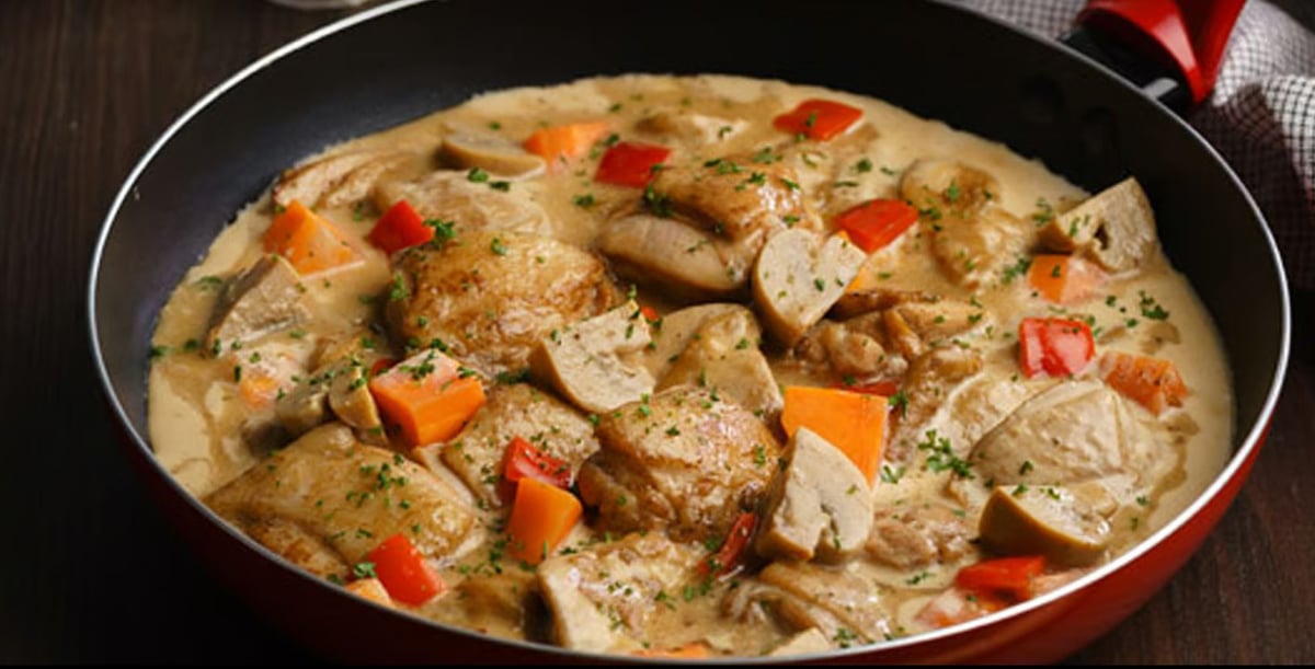 CHICKEN curry.