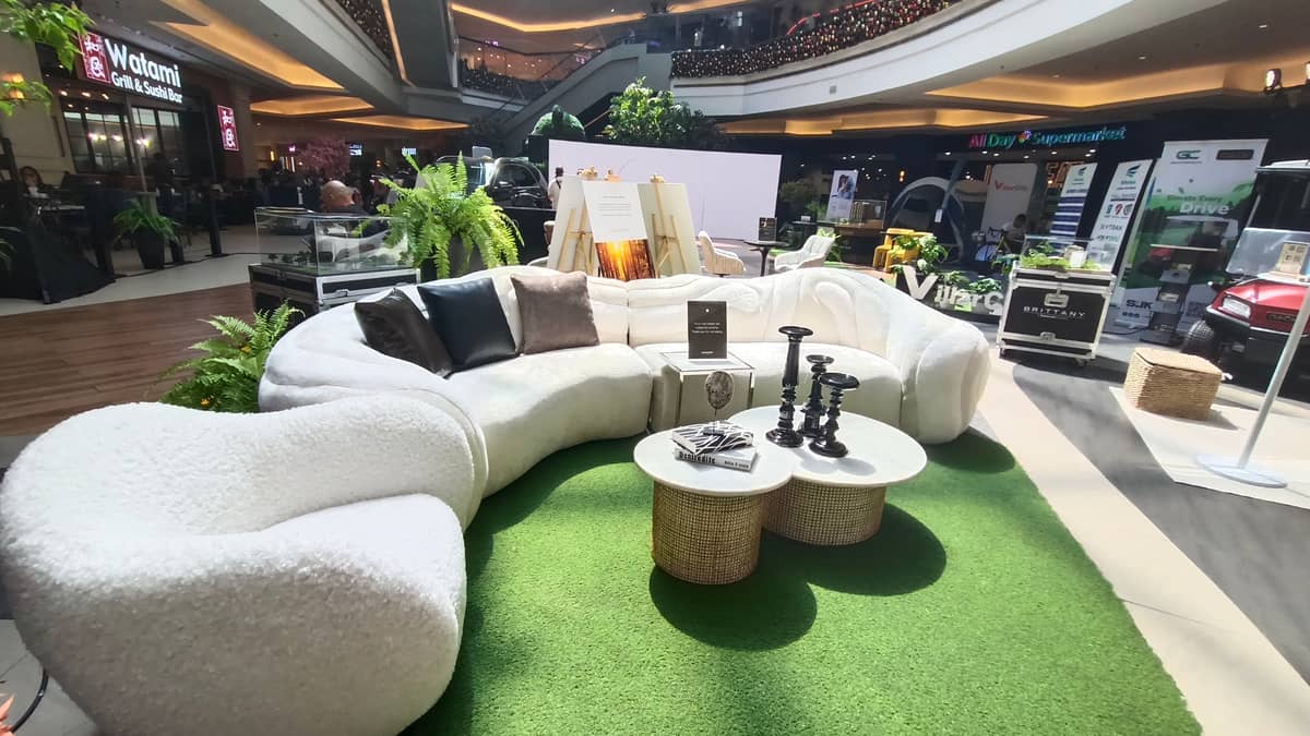 Present at the fair was the setup from Fashion Interiors by Paul Cornelissen, featuring their famous and meticulously crafted gray-and-white Ford Sofa, paired with the Kansas Coffee Table and decorated with elegant candle holders.