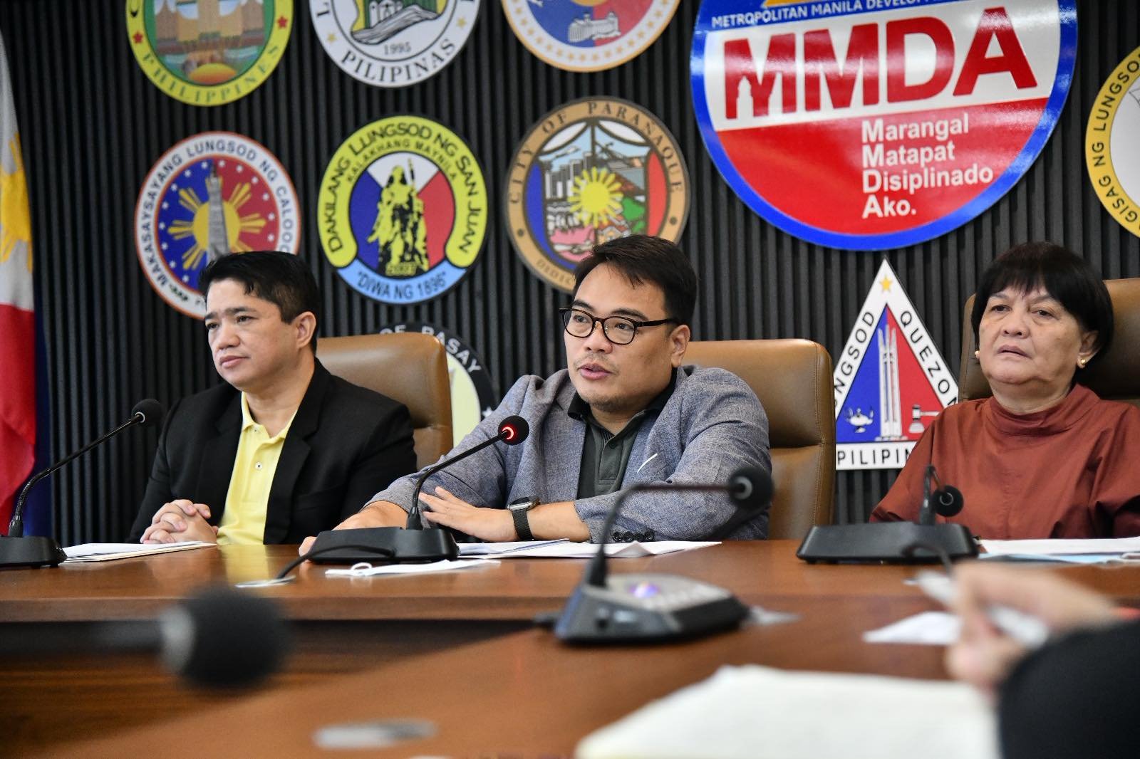 MMDA enforces Christmas traffic plan, adjusts mall hours, halts road works