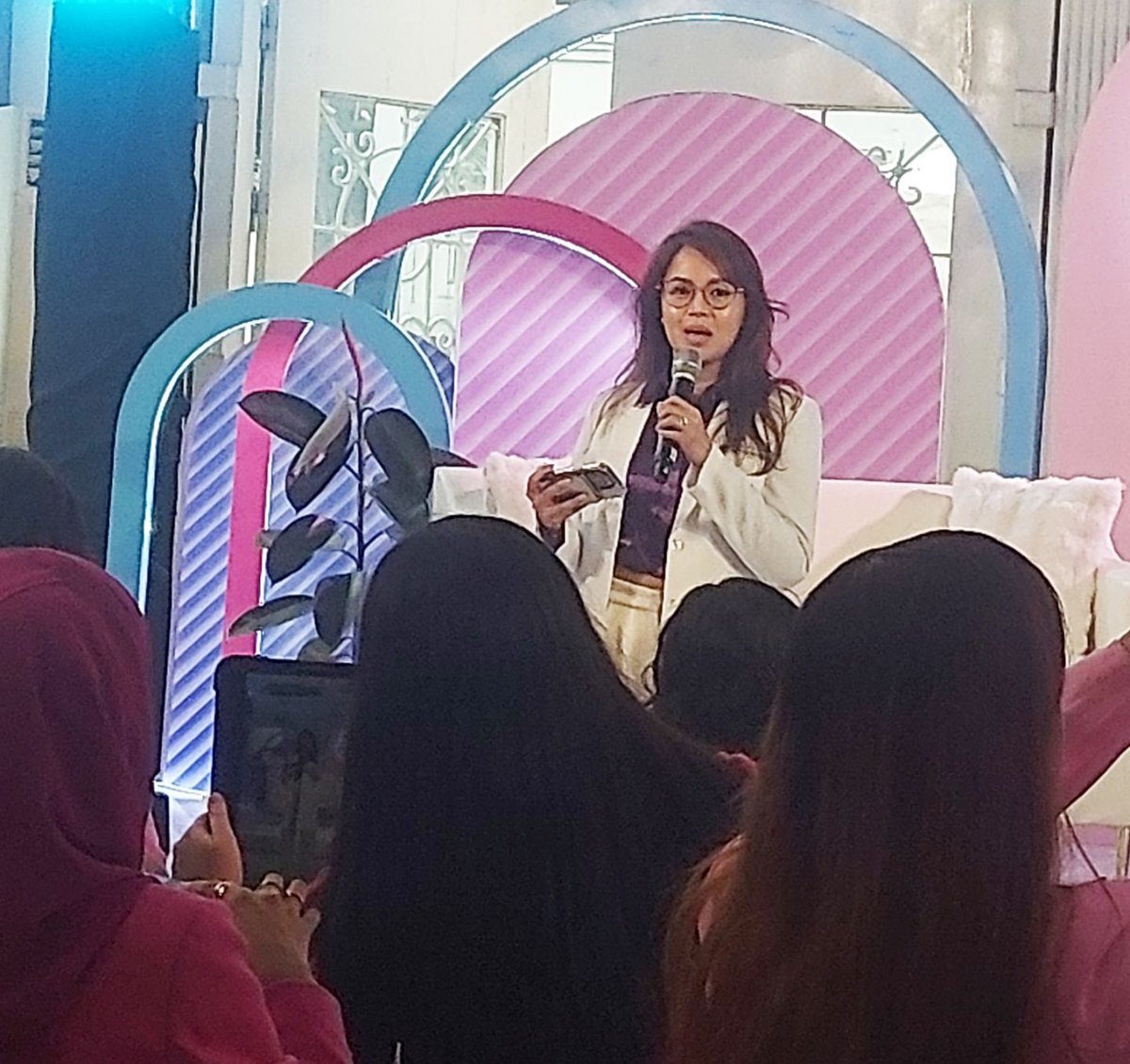 photograph by deni rose afinidad-bernardo
Dr. Ruela Joyce dela Rosa giving a talk on menstrual period hygiene.
