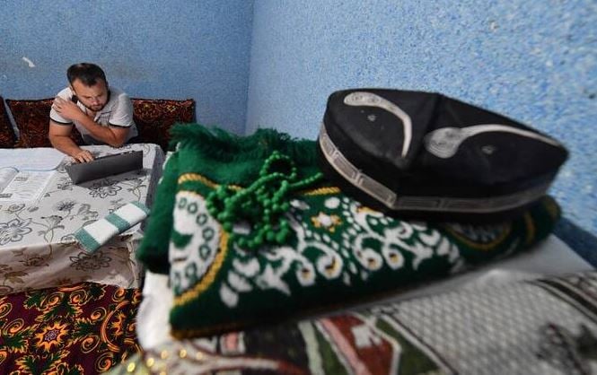 Central Asian migrants look West