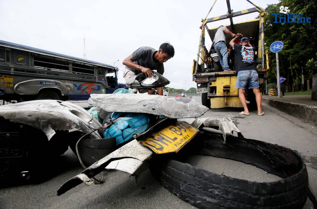 (October 17 2025) Metropolitan Manila Development Authority MMDA enforcers respond to a road rage incident involving a SUV run over into the motorcycles which injured more than 10 riders and one on a critical condition brought to the nearest hospital, along Commonwealth Avenue in Quezon City on Friday, October 17, 2025. Photo/Analy Labor