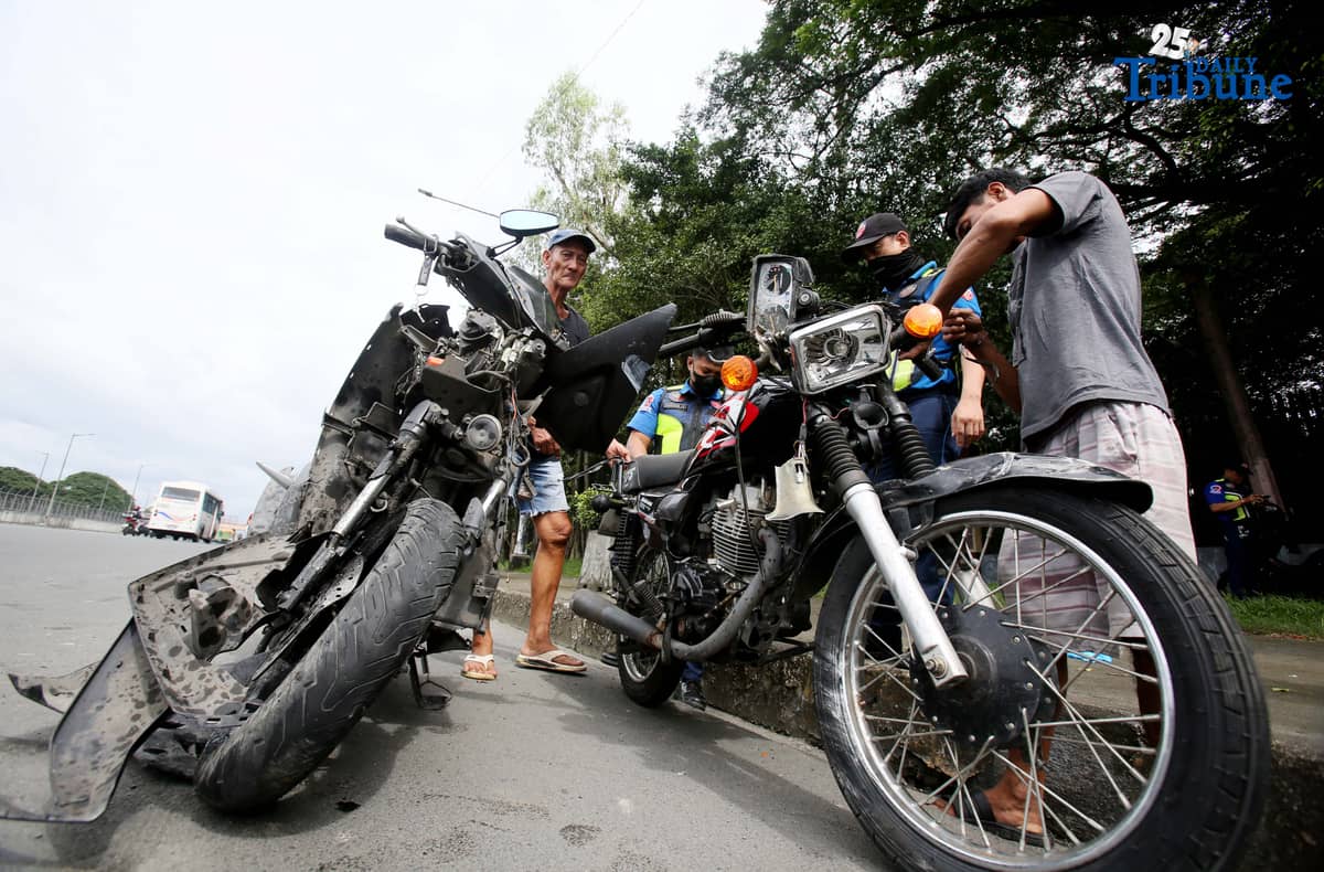 (October 17 2025) Metropolitan Manila Development Authority MMDA enforcers respond to a road rage incident involving a SUV run over into the motorcycles which injured more than 10 riders and one on a critical condition brought to the nearest hospital, along Commonwealth Avenue in Quezon City on Friday, October 17, 2025. Photo/Analy Labor