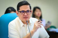 SENATOR Bam Aquino urged Congress to scrutinize DepEd’s proposed trimester system and consult stakeholders before implementation.
