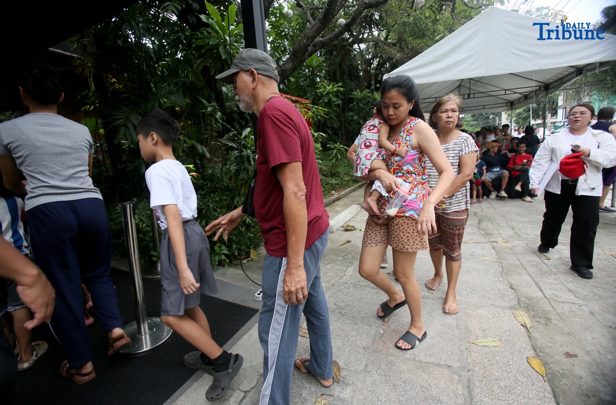 (October 18 2025) Customers line up to avail of Max's special 5 peso half spring fried chicken during their 80th anniversary celebration at Scout Tuazon in Quezon City on Saturday, October 18, 2025. The idea of ​​the five-peso price was taken from the 1945 five-peso price of a whole fried chicken. Max's executive director Caroline Trota Salud said.
 Photo/Analy Labor