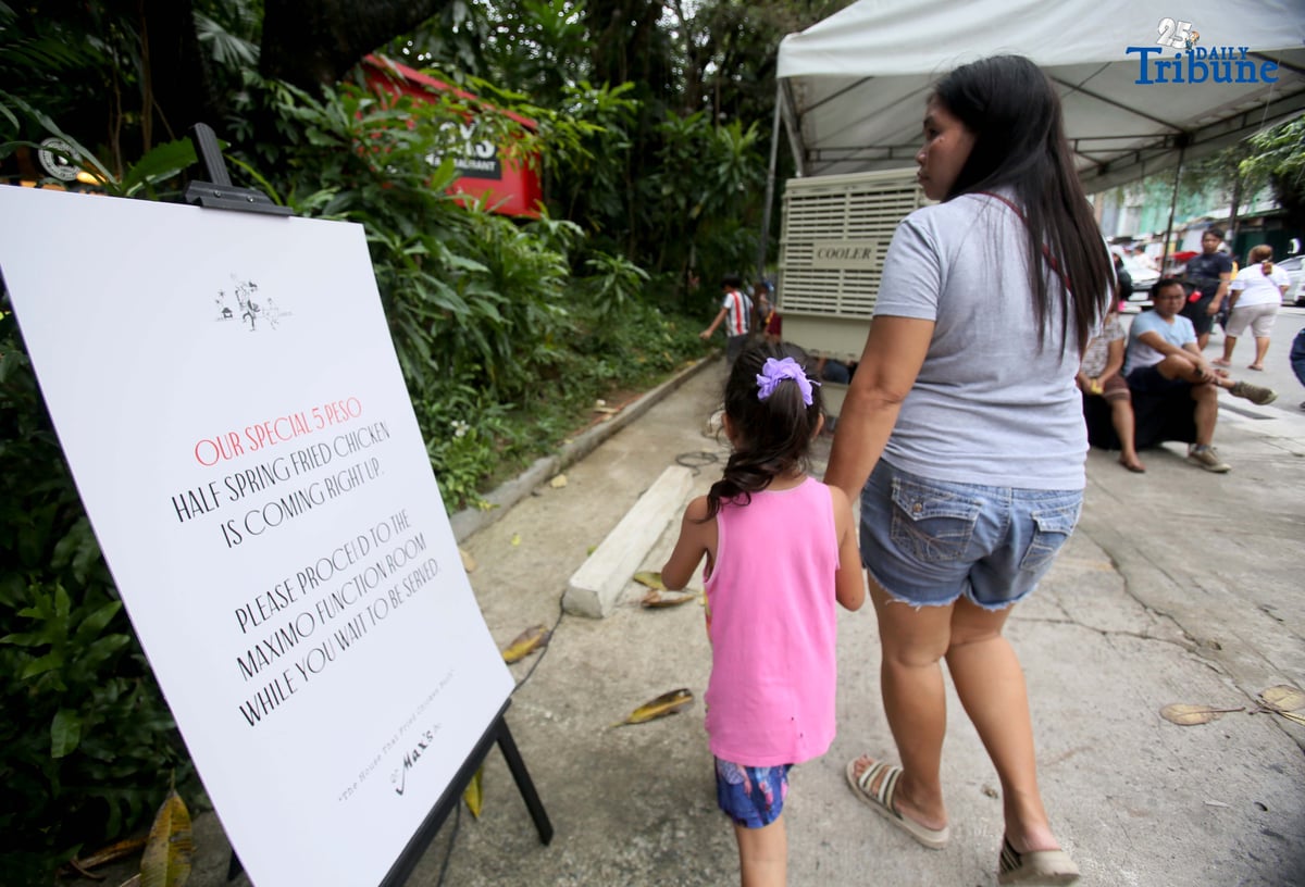 (October 18 2025) Customers line up to avail of Max's special 5 peso half spring fried chicken during their 80th anniversary celebration at Scout Tuazon in Quezon City on Saturday, October 18, 2025. The idea of ​​the five-peso price was taken from the 1945 five-peso price of a whole fried chicken. Max's executive director Caroline Trota Salud said.
 Photo/Analy Labor