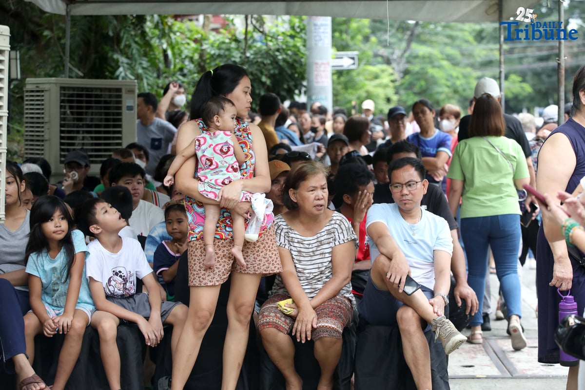 (October 18 2025) Customers line up to avail of Max's special 5 peso half spring fried chicken during their 80th anniversary celebration at Scout Tuazon in Quezon City on Saturday, October 18, 2025. The idea of ​​the five-peso price was taken from the 1945 five-peso price of a whole fried chicken. Max's executive director Caroline Trota Salud said.
 Photo/Analy Labor