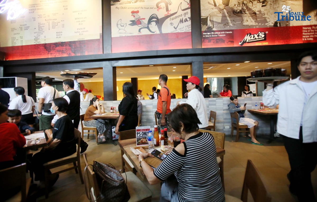 (October 18 2025) Customers flocked and enjoy eating of the five peso price of half spring fried chicken at Scout Tuazon in Quezon City on Saturday, October 18, 2025, during the Max’s 80th anniversary celebration, The idea of ​​the five-peso price was taken from the 1945 five-peso price of a whole fried chicken. Max's executive director Caroline Trota Salud said while greeted the customers. Photo/Analy Labor