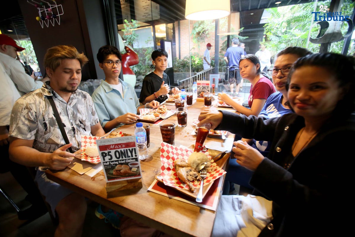 (October 18 2025) Customers flocked and enjoy eating of the five peso price of half spring fried chicken at Scout Tuazon in Quezon City on Saturday, October 18, 2025, during the Max’s 80th anniversary celebration, The idea of ​​the five-peso price was taken from the 1945 five-peso price of a whole fried chicken. Max's executive director Caroline Trota Salud said while greeted the customers. Photo/Analy Labor