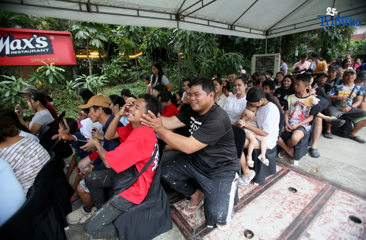 (October 18 2025) Customers line up to avail of Max's special 5 peso half spring fried chicken during their 80th anniversary celebration at Scout Tuazon in Quezon City on Saturday, October 18, 2025. The idea of ​​the five-peso price was taken from the 1945 five-peso price of a whole fried chicken. Max's executive director Caroline Trota Salud said.
 Photo/Analy Labor