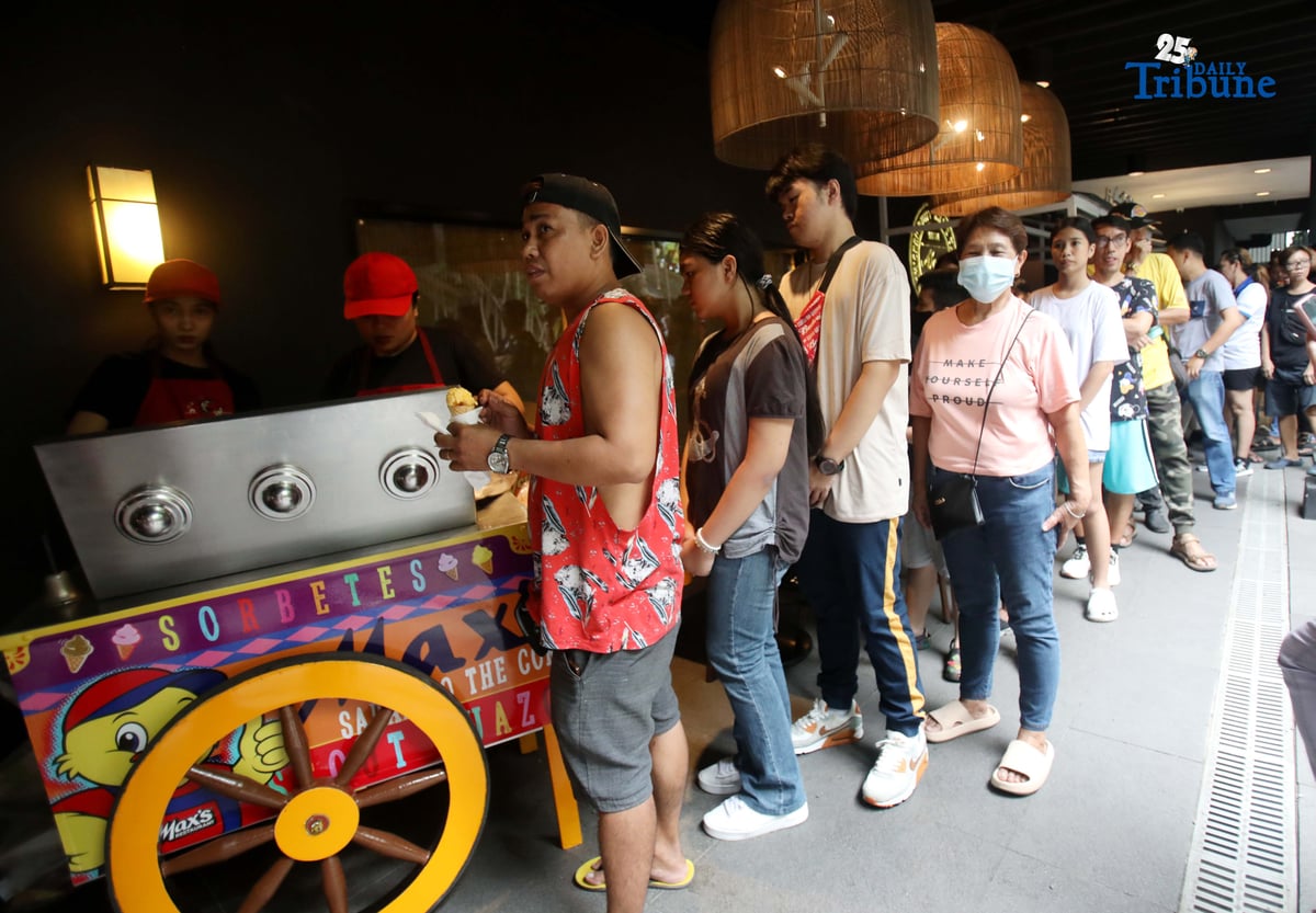 (October 18 2025) Customers line up to avail of Max's special 5 peso half spring fried chicken during their 80th anniversary celebration at Scout Tuazon in Quezon City on Saturday, October 18, 2025. The idea of ​​the five-peso price was taken from the 1945 five-peso price of a whole fried chicken. Max's executive director Caroline Trota Salud said.
 Photo/Analy Labor
