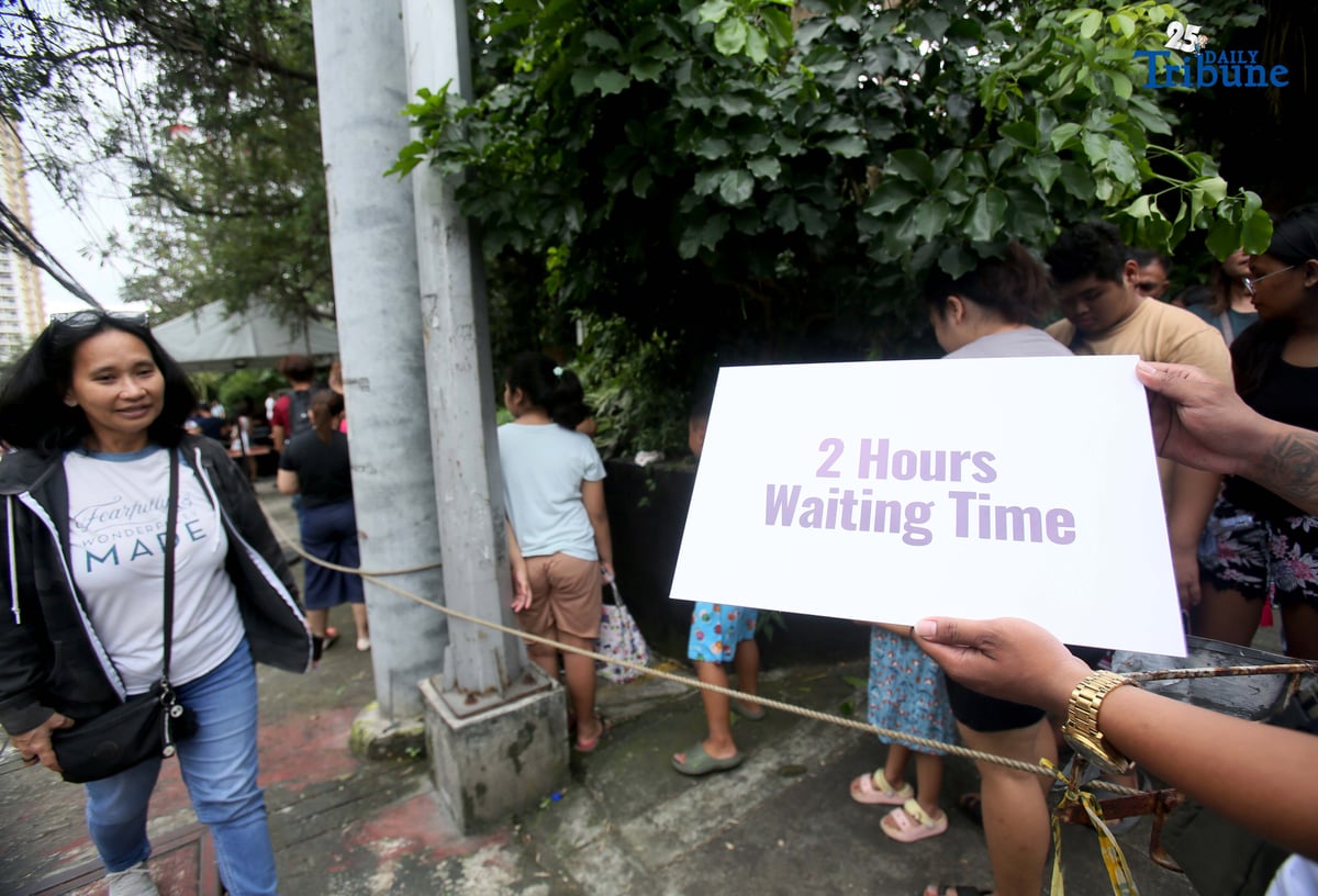 (October 18 2025) Customers line up to avail of Max's special 5 peso half spring fried chicken during their 80th anniversary celebration at Scout Tuazon in Quezon City on Saturday, October 18, 2025. The idea of ​​the five-peso price was taken from the 1945 five-peso price of a whole fried chicken. Max's executive director Caroline Trota Salud said. Photo/Analy Labor