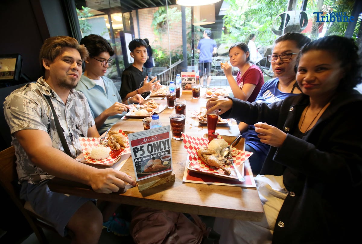 (October 18 2025) Customers flocked and enjoy eating of the five peso price of half spring fried chicken at Scout Tuazon in Quezon City on Saturday, October 18, 2025, during the Max’s 80th anniversary celebration, The idea of ​​the five-peso price was taken from the 1945 five-peso price of a whole fried chicken. Max's executive director Caroline Trota Salud said while greeted the customers. Photo/Analy Labor